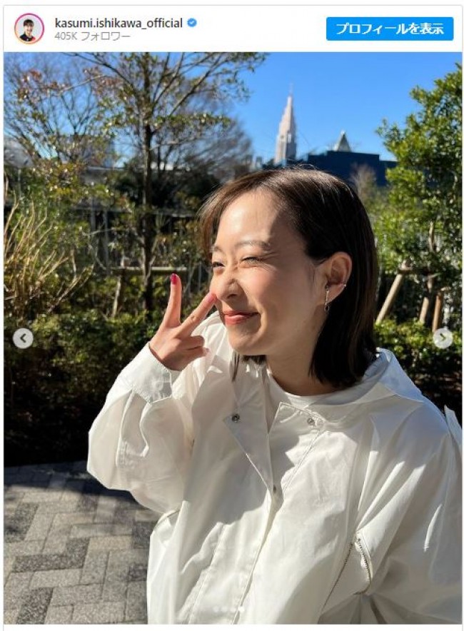 おめかしした姿でキュートなウインクを披露する石川佳純 ※「石川佳純」インスタグラム