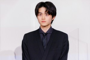 鈴鹿央士、映画『ロストケア』完成披露舞台挨拶に登場