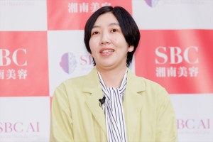 エルフ・はる、業界初 二重AIシミュレーションサービス『SBC AI』ローンチ発表会に登場