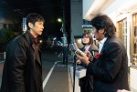 ドラマ『警視庁アウトサイダー』第7話に出演する（左から）西島秀俊、松崎しげる
