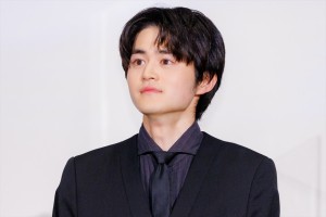 鈴鹿央士、映画『ロストケア』完成披露舞台挨拶に登場