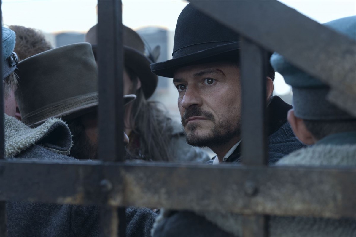 オーランド・ブルーム、カーラ・デルヴィーニュ主演『カーニバル・ロウ』最終章配信開始　場面写真一挙解禁