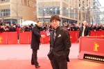 第73回ベルリン国際映画祭『すずめの戸締まり』レッドカーペットに登場した新海誠監督