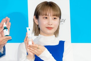 高橋愛、「ラ ロッシュ ポゼ 20周年記念ブランドアンバサダー就任発表会」に登場