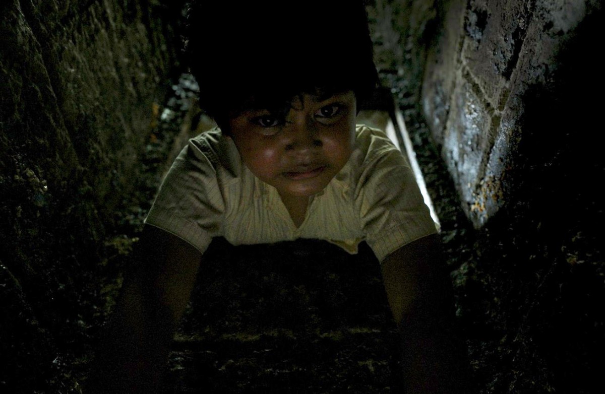 そこに何かがいる！　『呪餐』おぞましい夜に怯える住民たちの顔を集めた新場面カット