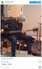 【写真】51歳ヒロシ、銀髪でベースかき鳴らす姿に「カッコ良すぎ」「老けた小室哲哉かと」の声