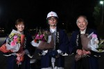 ドラマ『6秒間の軌跡～花火師・望月星太郎の憂鬱』クランクアップを迎えた（左から）本田翼、高橋一生、橋爪功
