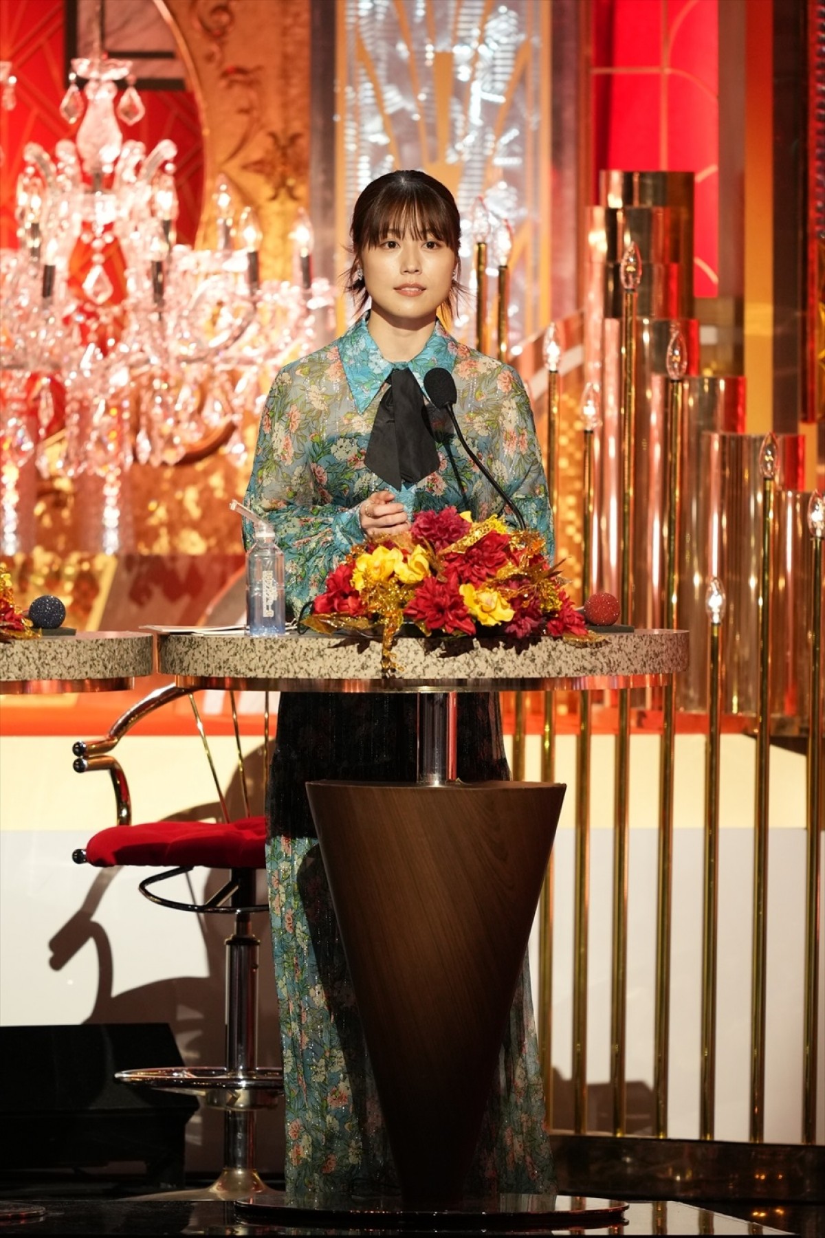 有村架純、透け感のあるブルーグリーンのワンピース姿で登場＜第46回日本アカデミー賞＞