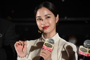 広瀬すず、『映画 ネメシス 黄金螺旋の謎』初日舞台挨拶に登場