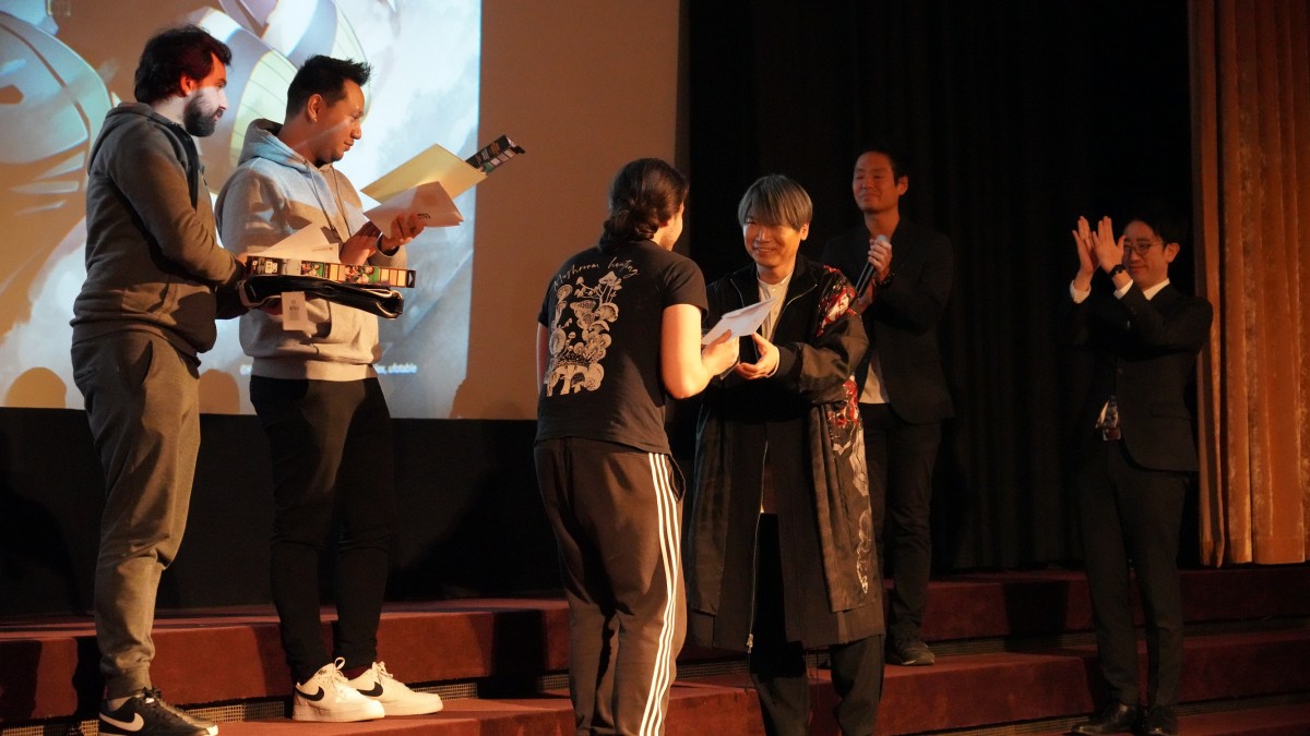 小西克幸、『「鬼滅の刃」ワールドツアー上映』パリ・ベルリン舞台あいさつに登場　生アフレコ「ド派手にいくぜ！」でファン熱狂