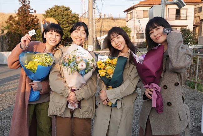 ドラマ『ブラッシュアップライフ』クランクアップを迎えた(左から)夏帆、安藤サクラ、木南晴夏、水川あさみ