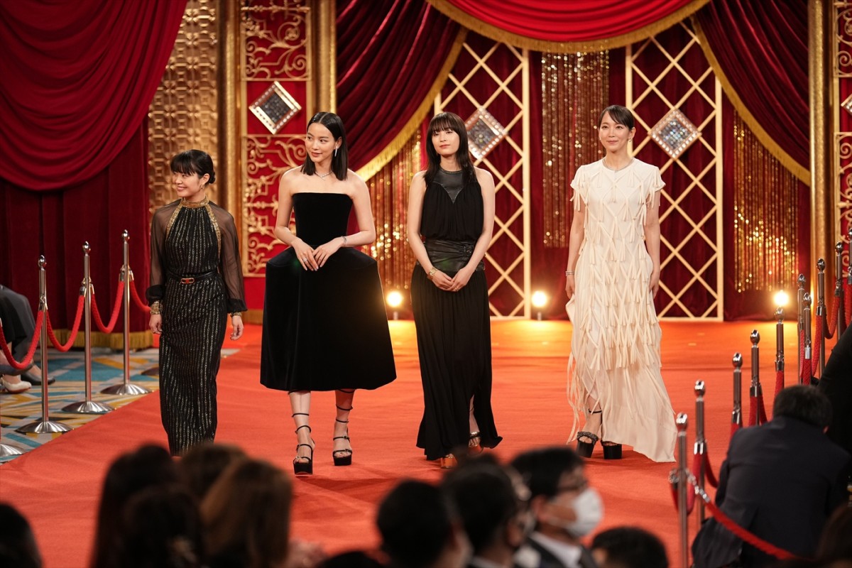 広瀬すず(右から2番目)、第46回日本アカデミー賞レッドカーペットに登場