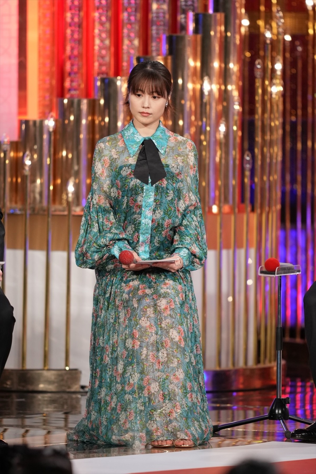 有村架純、透け感のあるブルーグリーンのワンピース姿で登場＜第46回日本アカデミー賞＞