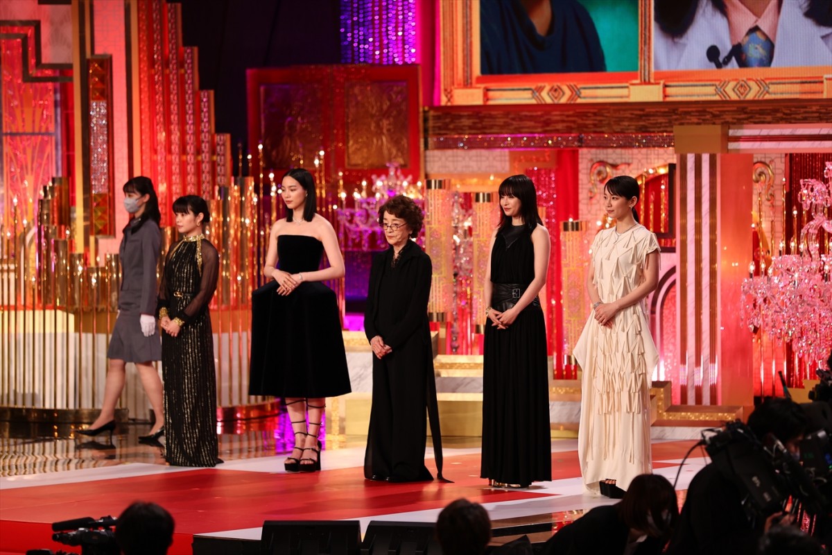のん、黒のミニドレスを身に纏い登場＜第46回日本アカデミー賞＞