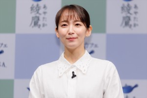 吉岡里帆、「綾鷹」新製品発表会に登場