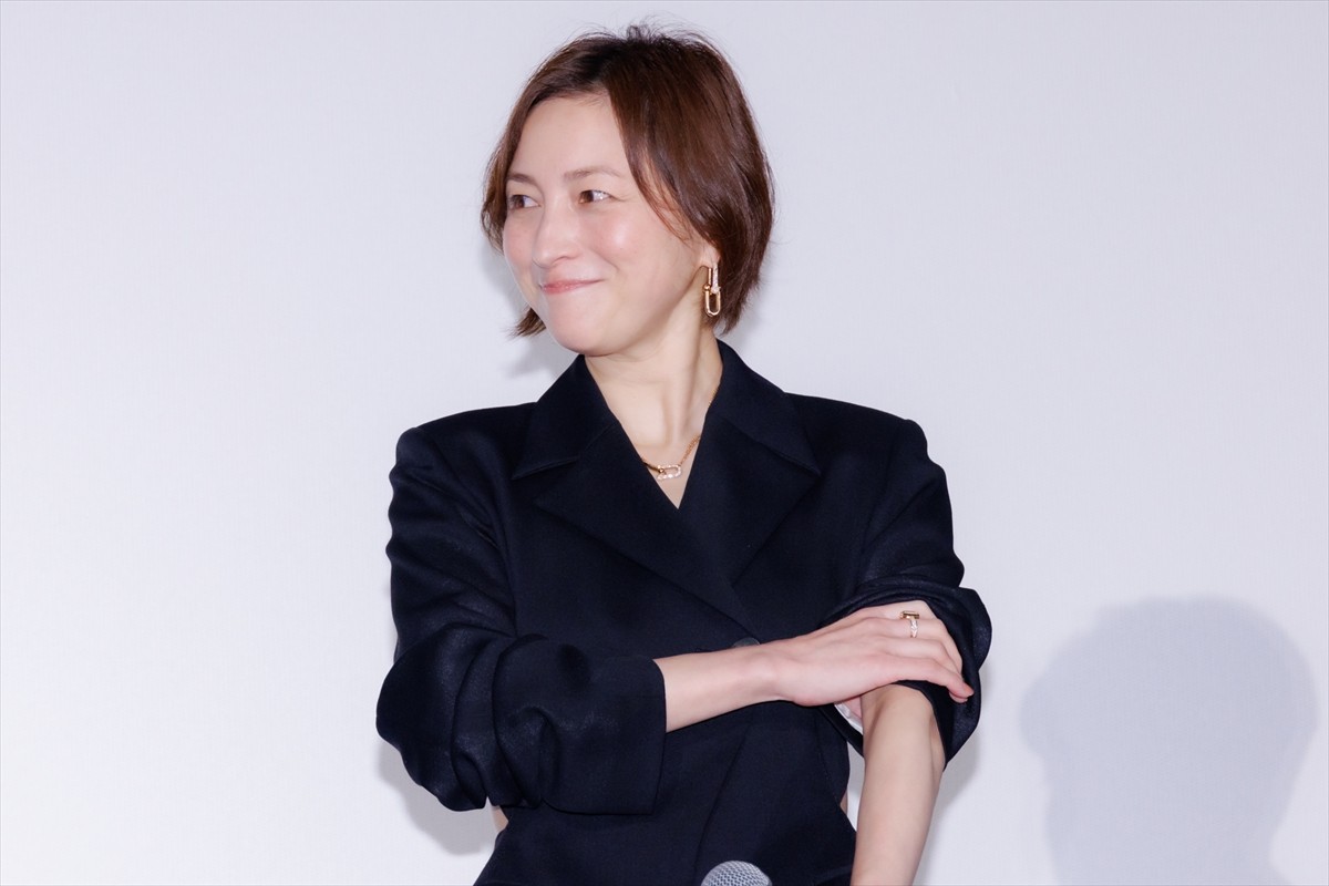 岡田准一、綾野剛は“覚悟を強いてくる役者”「本当に車をぶつけてくるかもしれない」