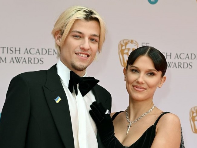 ミリー・ボビー・ブラウンがボン・ジョヴィ息子と婚約！