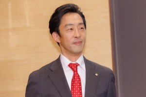 北村有起哉、ドラマ『ケイジとケンジ、時々ハンジ。』記者会見に登場