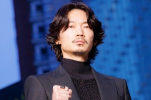 綾野剛、映画『最後まで行く』大階段スペシャルフォトセッション＆完成披露舞台挨拶に登場