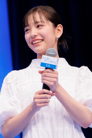 當真あみ、映画『水は海に向かって流れる』完成披露試写会に登場