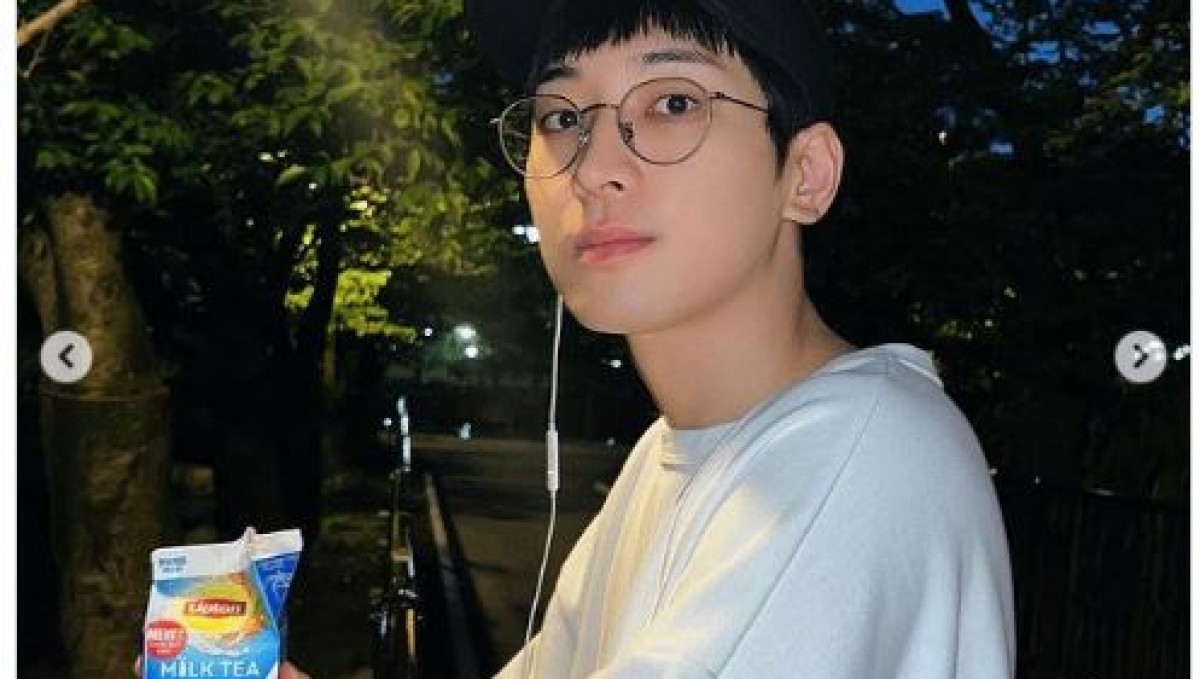 来日中のSEVENTEEN ウォヌ、「リプトン ミルクティー」飲んで