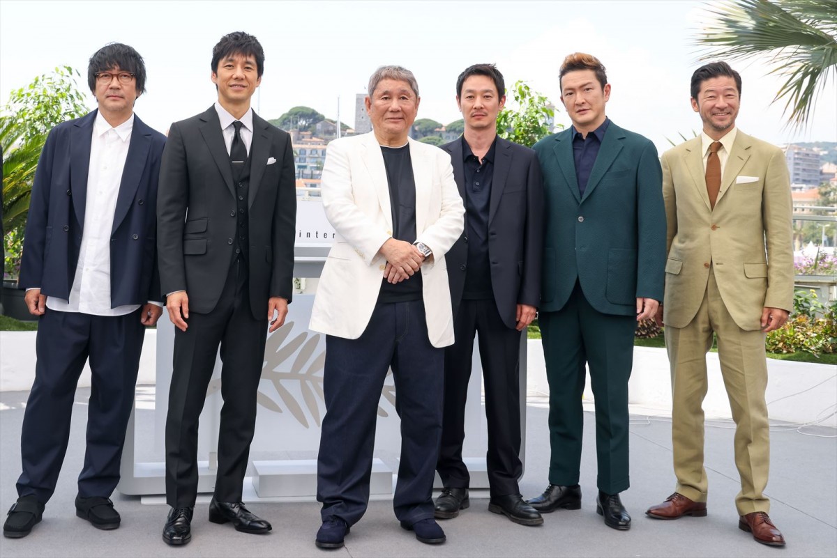 北野武監督・西島秀俊・加瀬亮ら、クールなジャケットスタイルでカンヌ映画祭フォトコールへ　映画『首』公式会見レポート