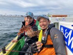 東京湾でカサゴ釣りに挑戦する純烈・白川裕二郎（左）と岩永洋昭（右）