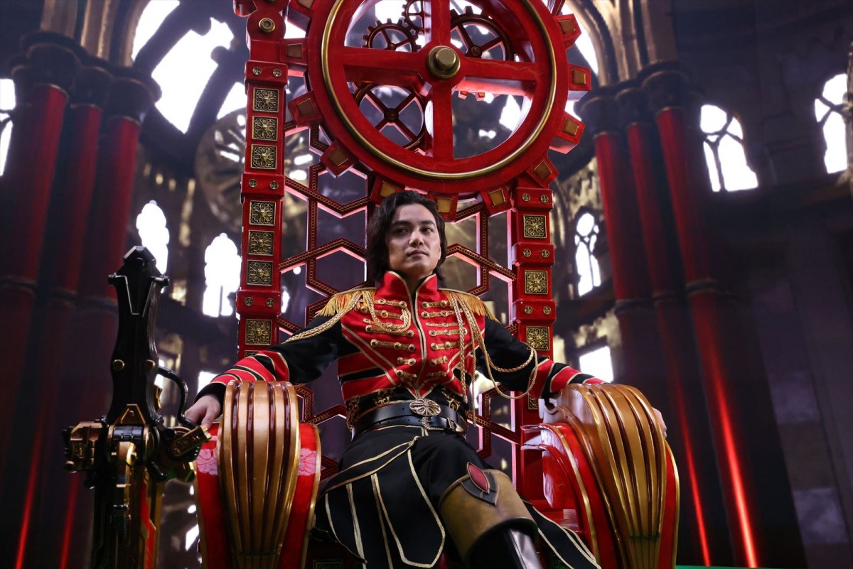 『王様戦隊キングオージャー』第11話「怪奇！クモ仮面の男」、謎の蜘蛛仮面をつけた新戦士登場