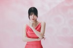 【写真】TWICE・MOMO、4つの美しいスタイル披露　愛犬とたわむれる様子も！　「SmartNews」新WEB CM出演