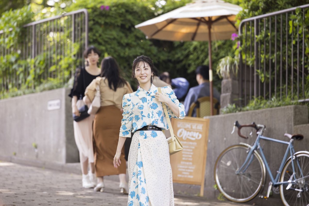 浜辺美波、マリーンズ・佐々木朗希選手がウキウキと友人たちに会いに行く姿を好演！　ロッテ チューインガム新CM、6.1放送開始