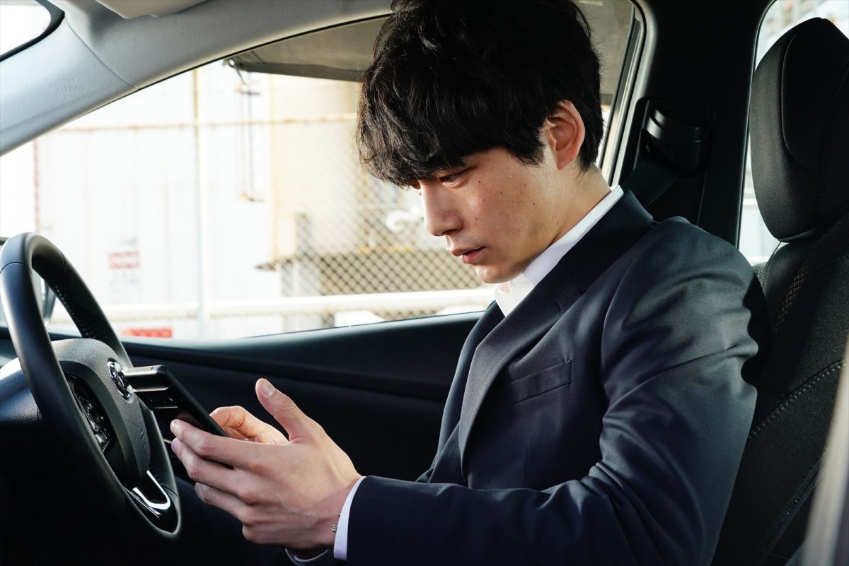 坂口健太郎、主演ドラマ『CODE』クランクイン！　染谷将太と笑顔のオフショットも
