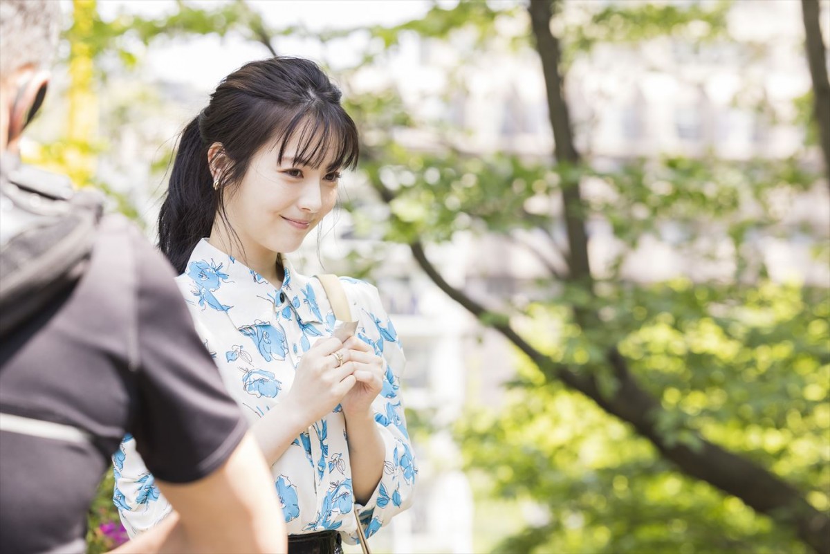 浜辺美波、マリーンズ・佐々木朗希選手がウキウキと友人たちに会いに行く姿を好演！　ロッテ チューインガム新CM、6.1放送開始
