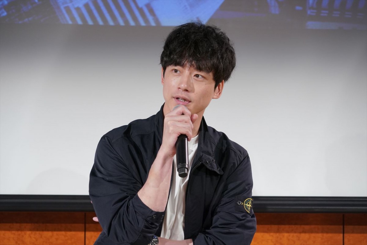 坂口健太郎、スタッフからのタレコミに苦笑い？　『CODE』制作発表会見レポート