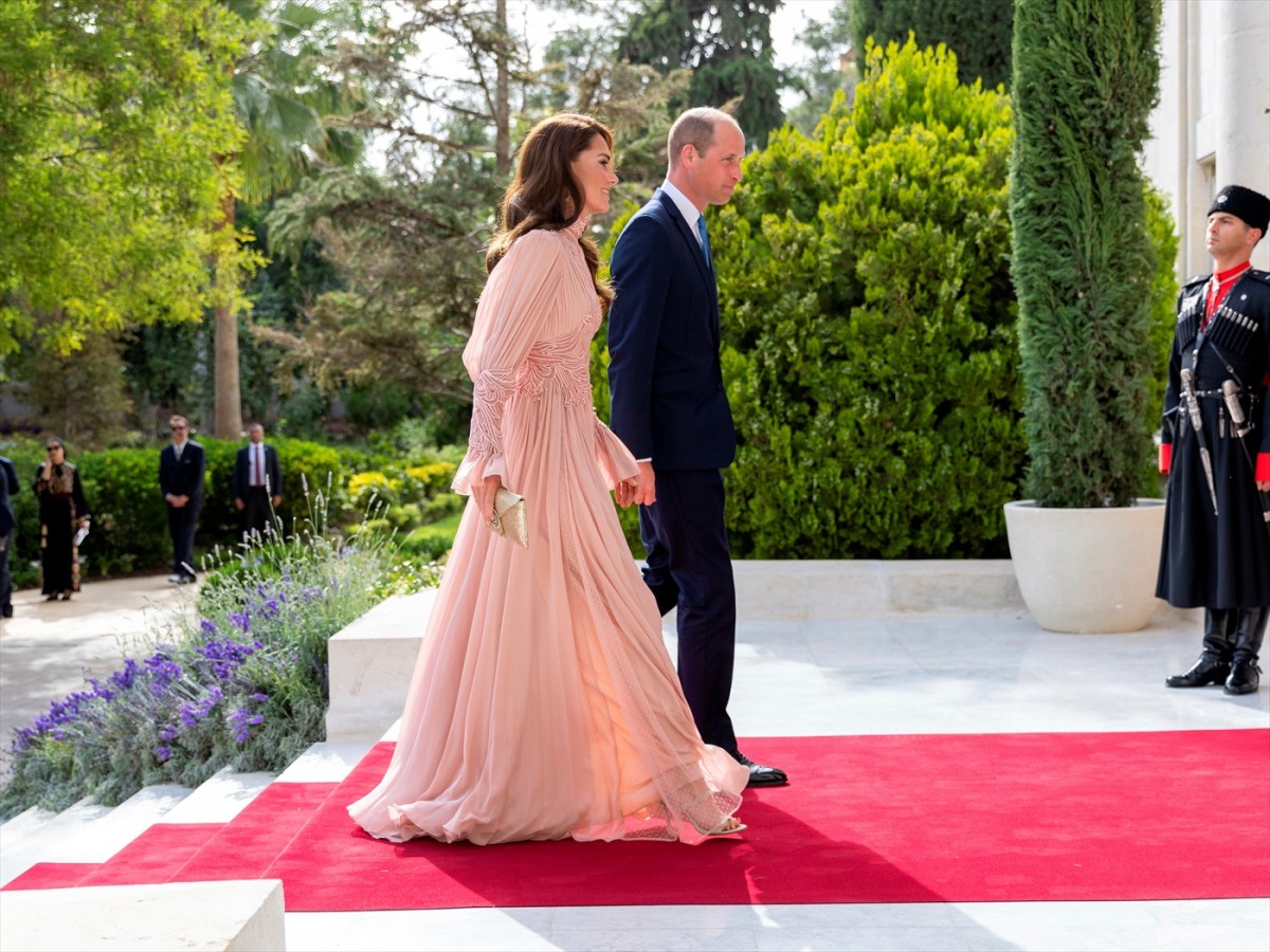 英キャサリン妃、ダスティピンクのドレスでヨルダン皇太子の結婚式に出席
