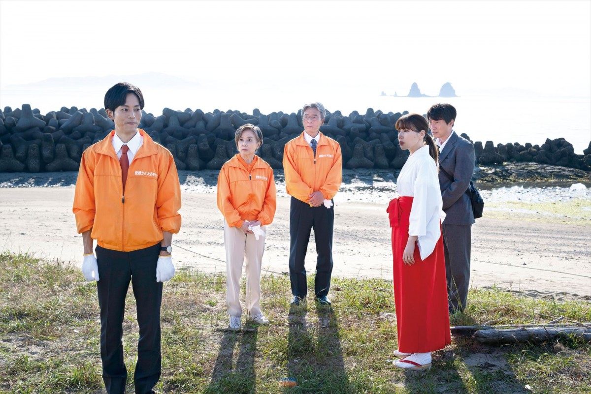 『離婚しようよ』仲里依紗の場面写真が一挙公開　“上様”から“巫女ちゃん”に？　政治家の妻であり国民的女優・黒澤ゆい役