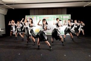 『量産型リコ ‐もう1人のプラモ女子の人生組み立て記‐』記者会見でエンディングテーマ曲を披露するLINKL PLANET