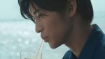 Snow Man・目黒蓮が出演する「キリン 午後の紅茶」新CM「夏の午後が長いわけ」篇より