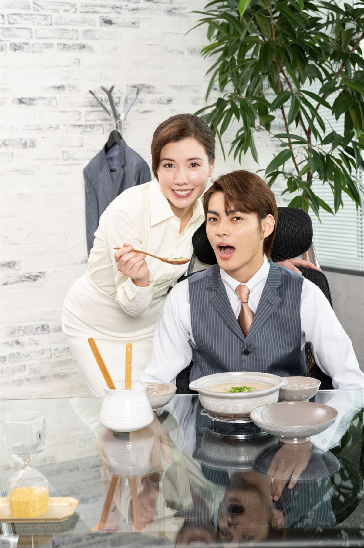 『離婚しようよ』仲里依紗の場面写真が一挙公開　“上様”から“巫女ちゃん”に？　政治家の妻であり国民的女優・黒澤ゆい役