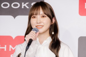 1st写真集『＃会いたい』発売記念会見に登場した日向坂46・加藤史帆