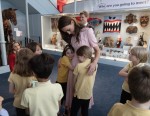 キャサリン妃、ヴィクトリア＆アルバート子供博物館で子どもたちと交流