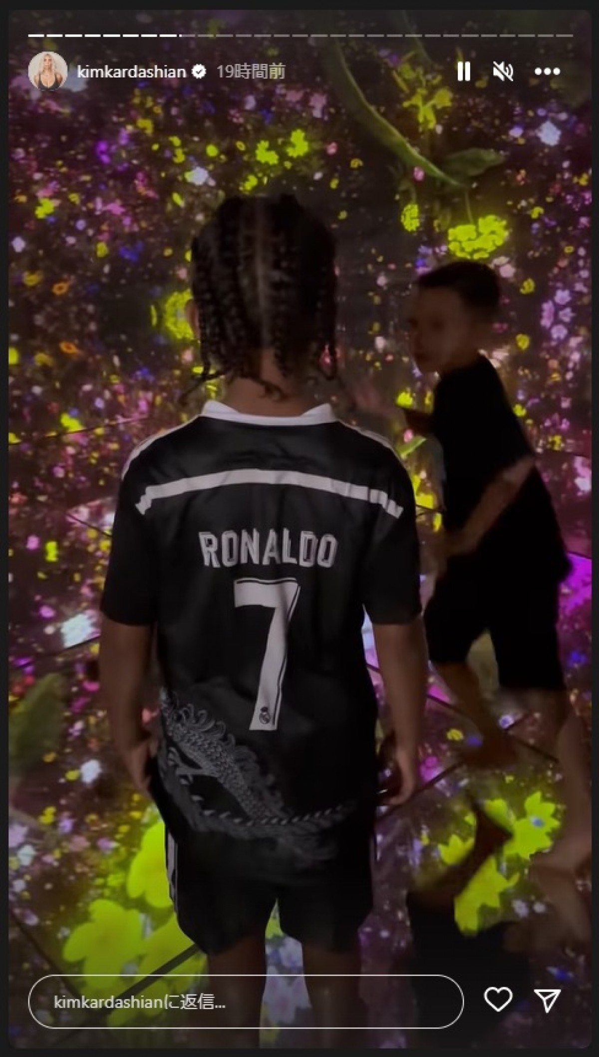キム・カーダシアン、ネイマールのユニフォームを着た子どもたちと　サッカー観戦で来日
