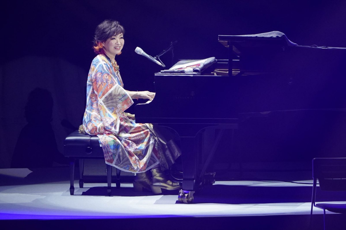 清水ミチコ、「ライブが一番好きで興奮できる」　10回目の武道館公演を自ら“お祝い”