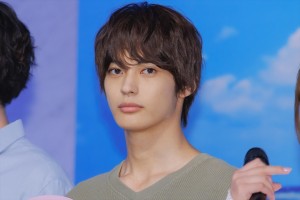 神尾楓珠、月9ドラマ『真夏のシンデレラ』制作発表会見に登場