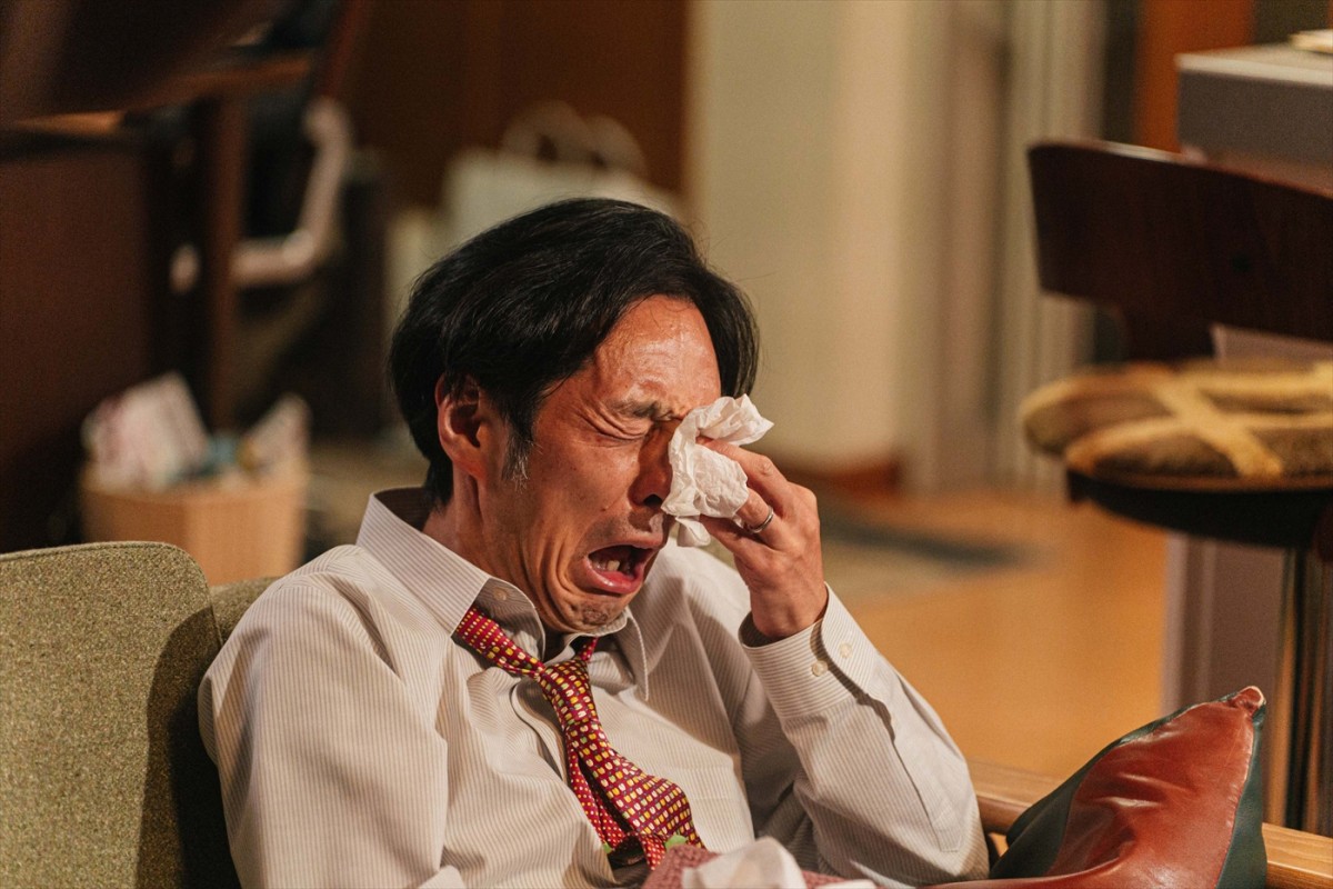 祝・53歳！　宮藤官九郎、リストラ寸前のサラリーマン役で魅力を発揮　『こんにちは、母さん』新カット