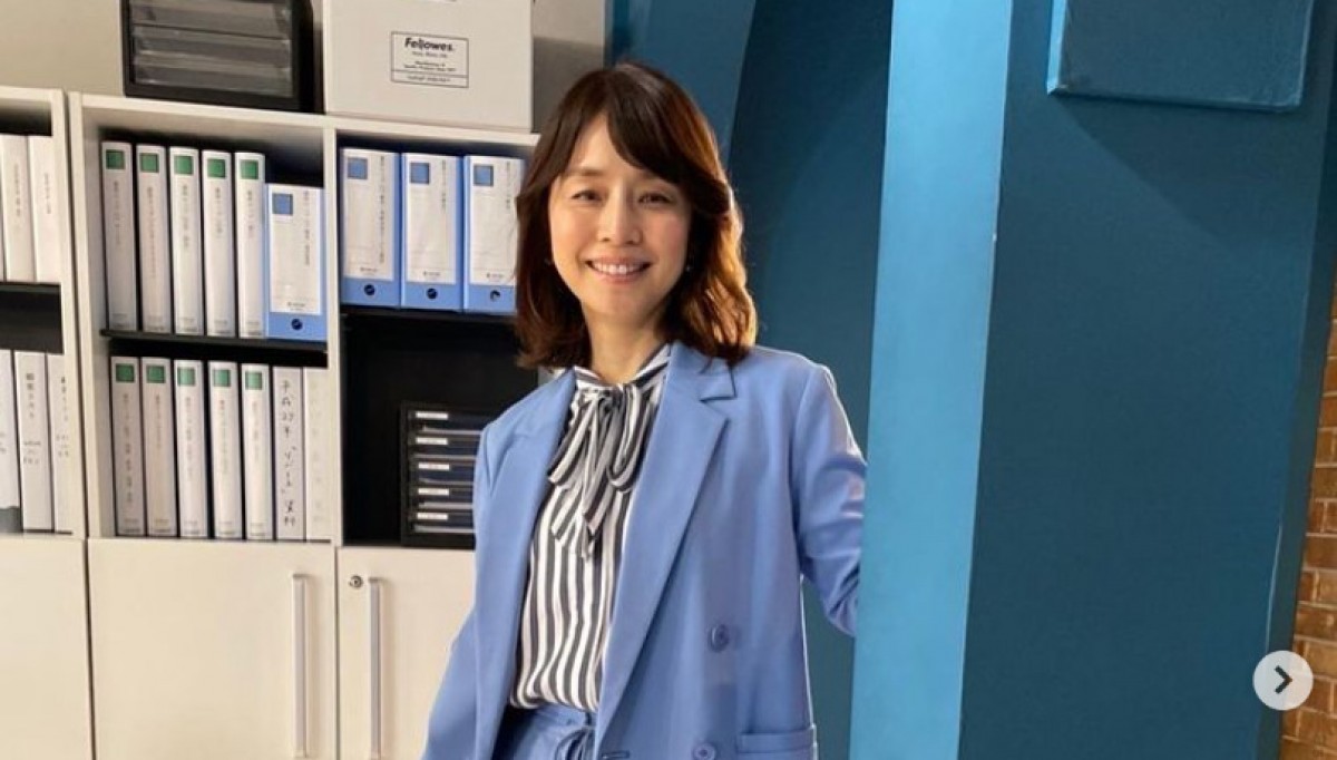 石田ゆり子、スタイリッシュなパンツスタイル“社長感”あふれる『転職の