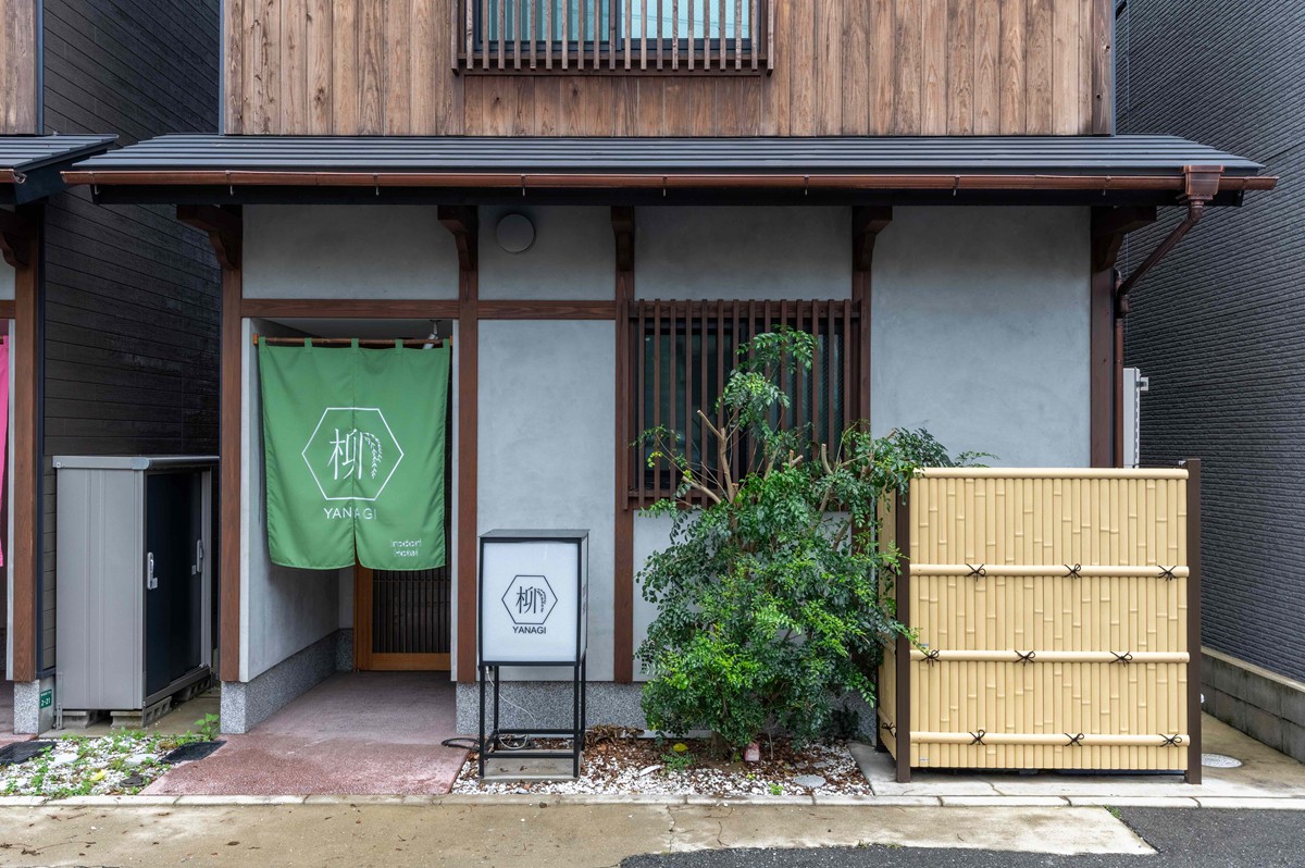 福岡に“町家風の1棟貸しホテル”オープン！　日本の伝統色をテーマにした非日常空間