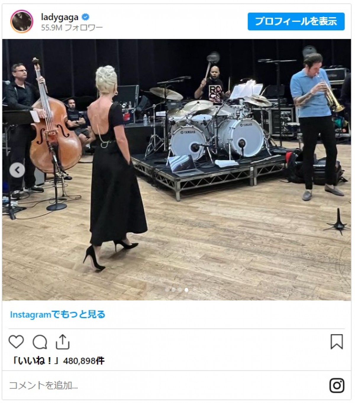 レディー・ガガ、アップヘアと赤い口紅でヴィンテージルックに