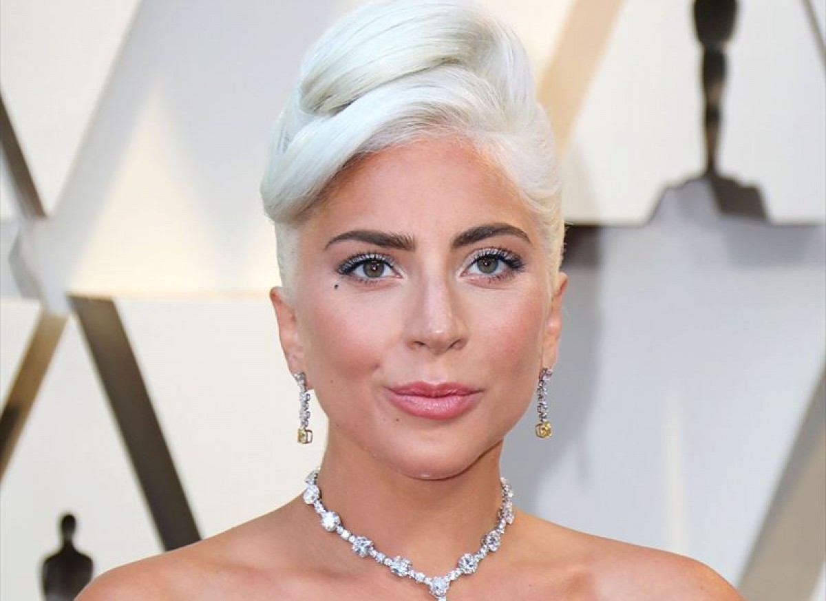 レディー・ガガ、アップヘアと赤い口紅でヴィンテージルックに