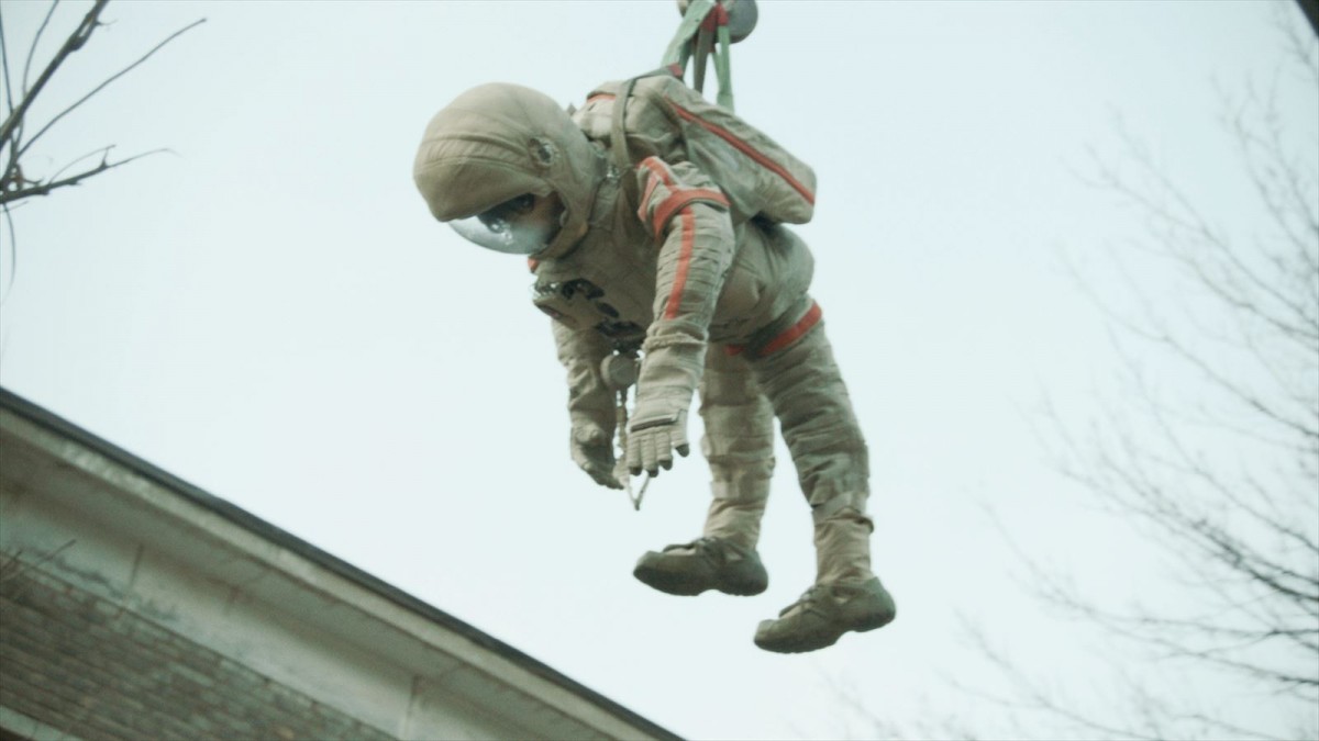 UFO雑誌編集長が宇宙服でロバに？　映画『宇宙探索編集部』新ポスター＆場面写真解禁