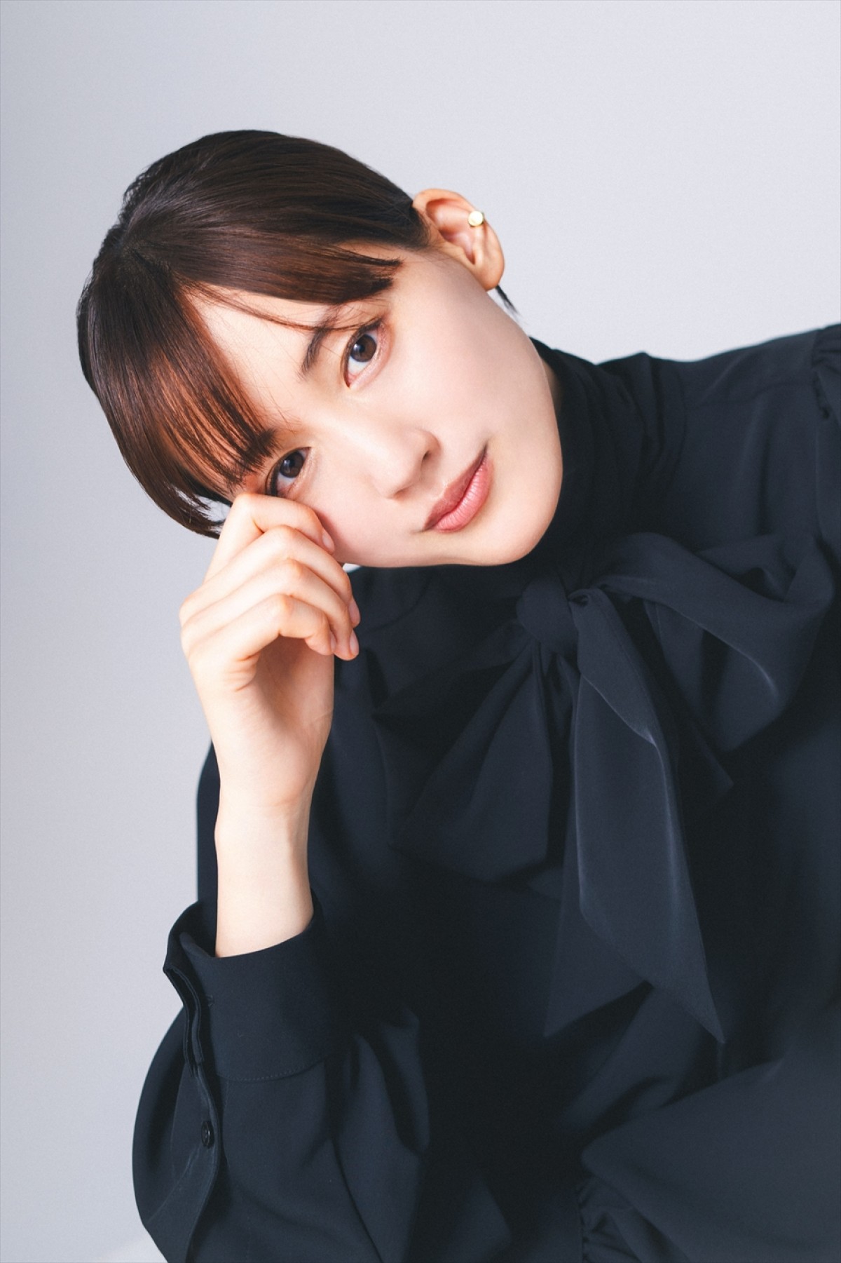 綾瀬はるか、ドレス姿でのアクションに苦労　お気に入りは「純白の一枚」 仕掛けにも注目